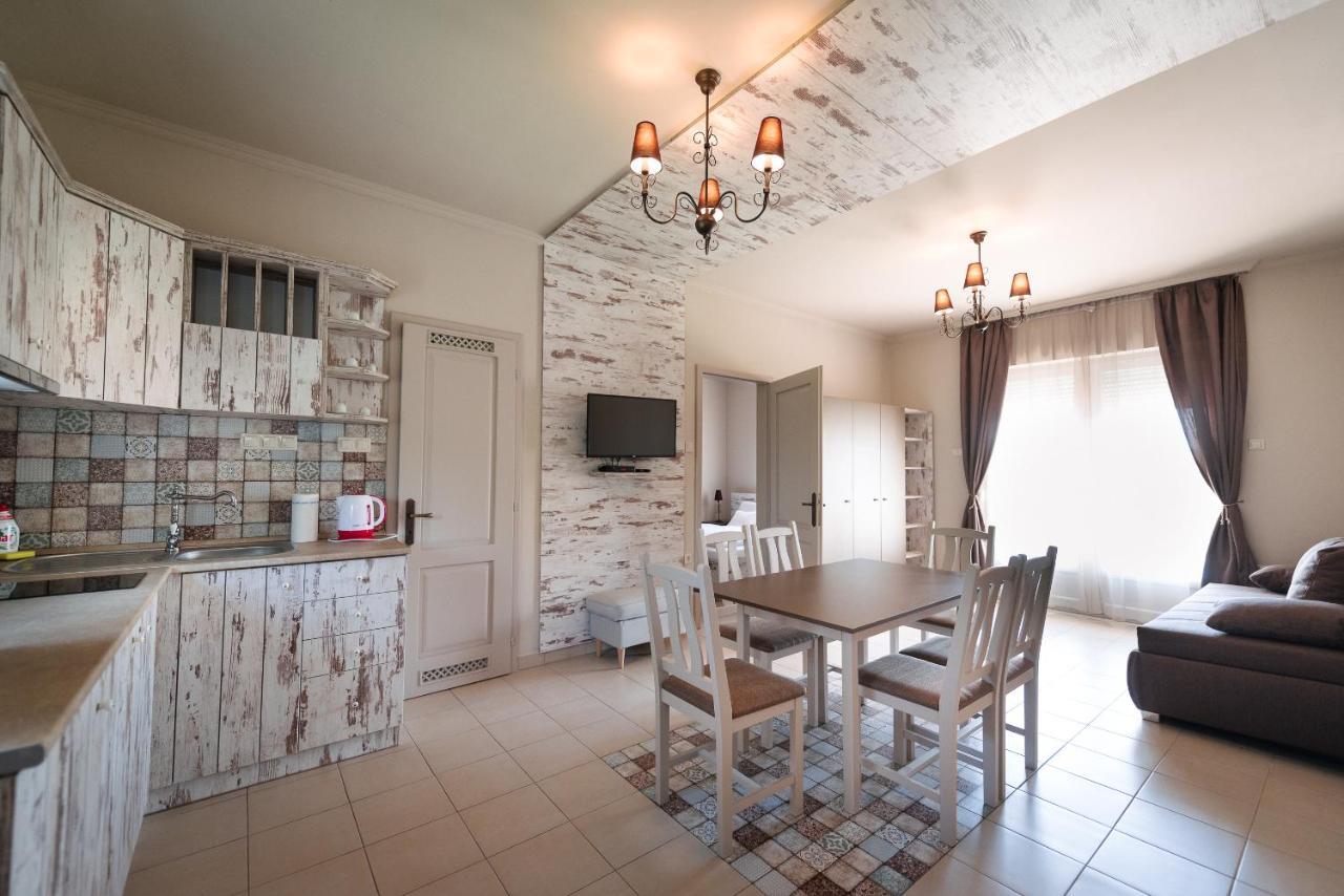 Ferienwohnung Aranyszarvas Panzio, Etterem Es Grillterasz Exterior foto