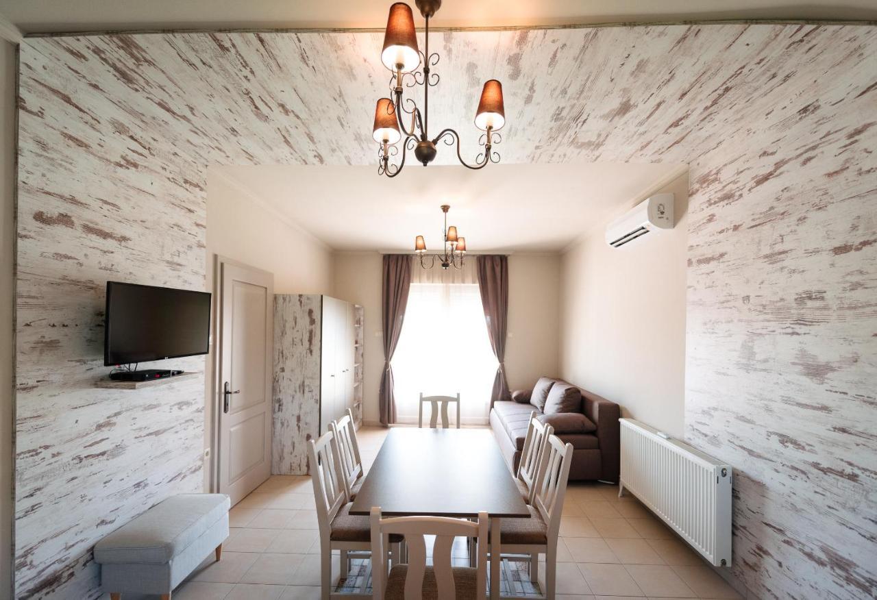 Ferienwohnung Aranyszarvas Panzio, Etterem Es Grillterasz Exterior foto