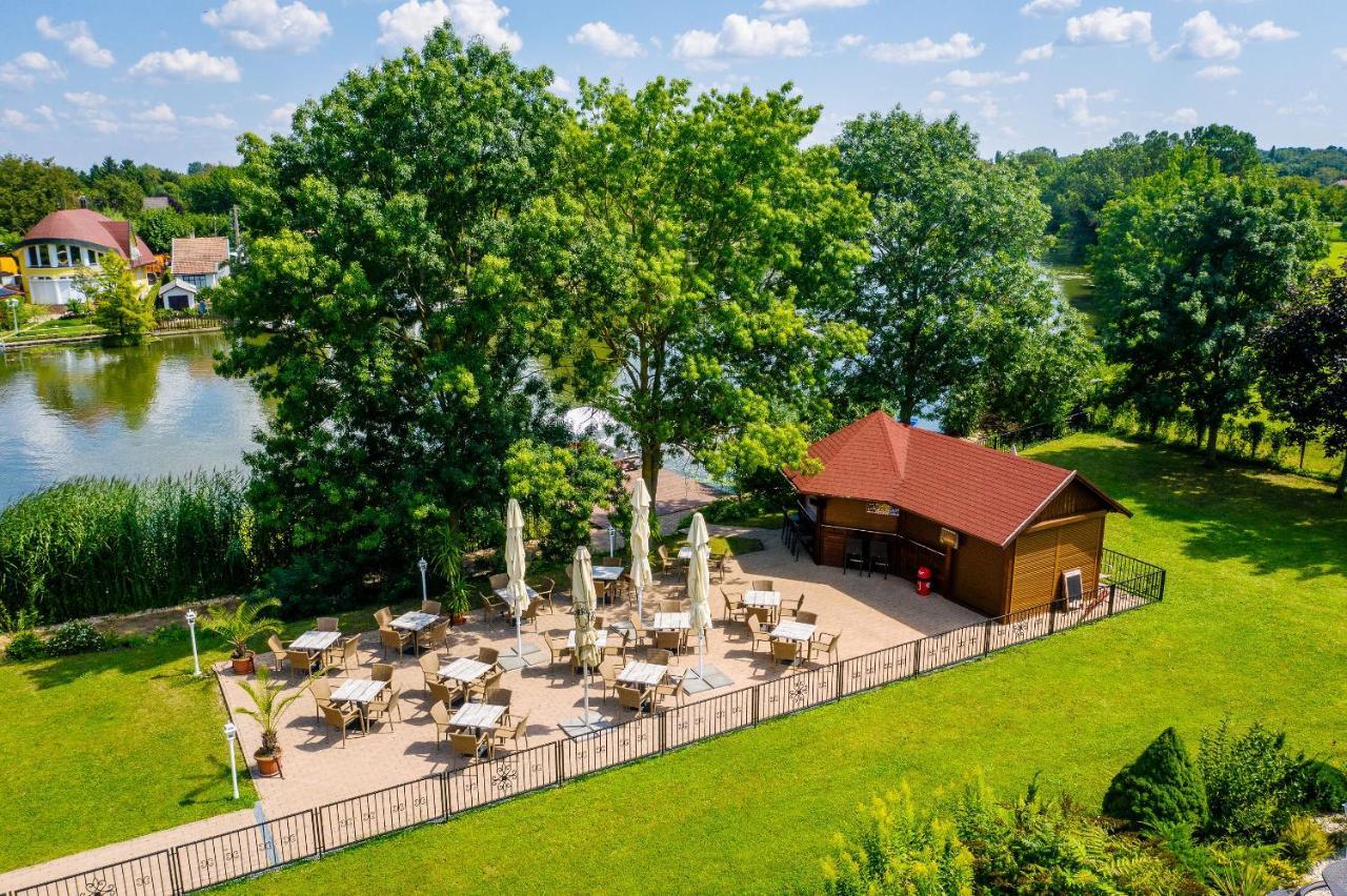 Ferienwohnung Aranyszarvas Panzio, Etterem Es Grillterasz Exterior foto