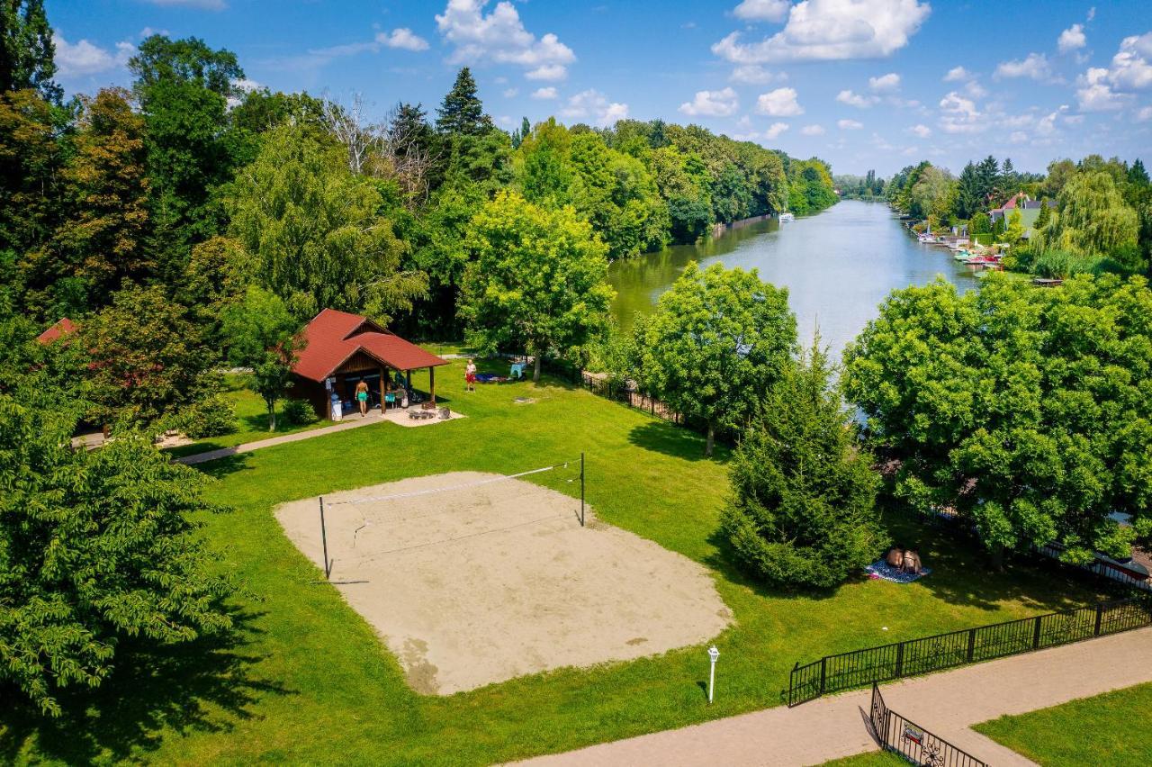 Ferienwohnung Aranyszarvas Panzio, Etterem Es Grillterasz Exterior foto