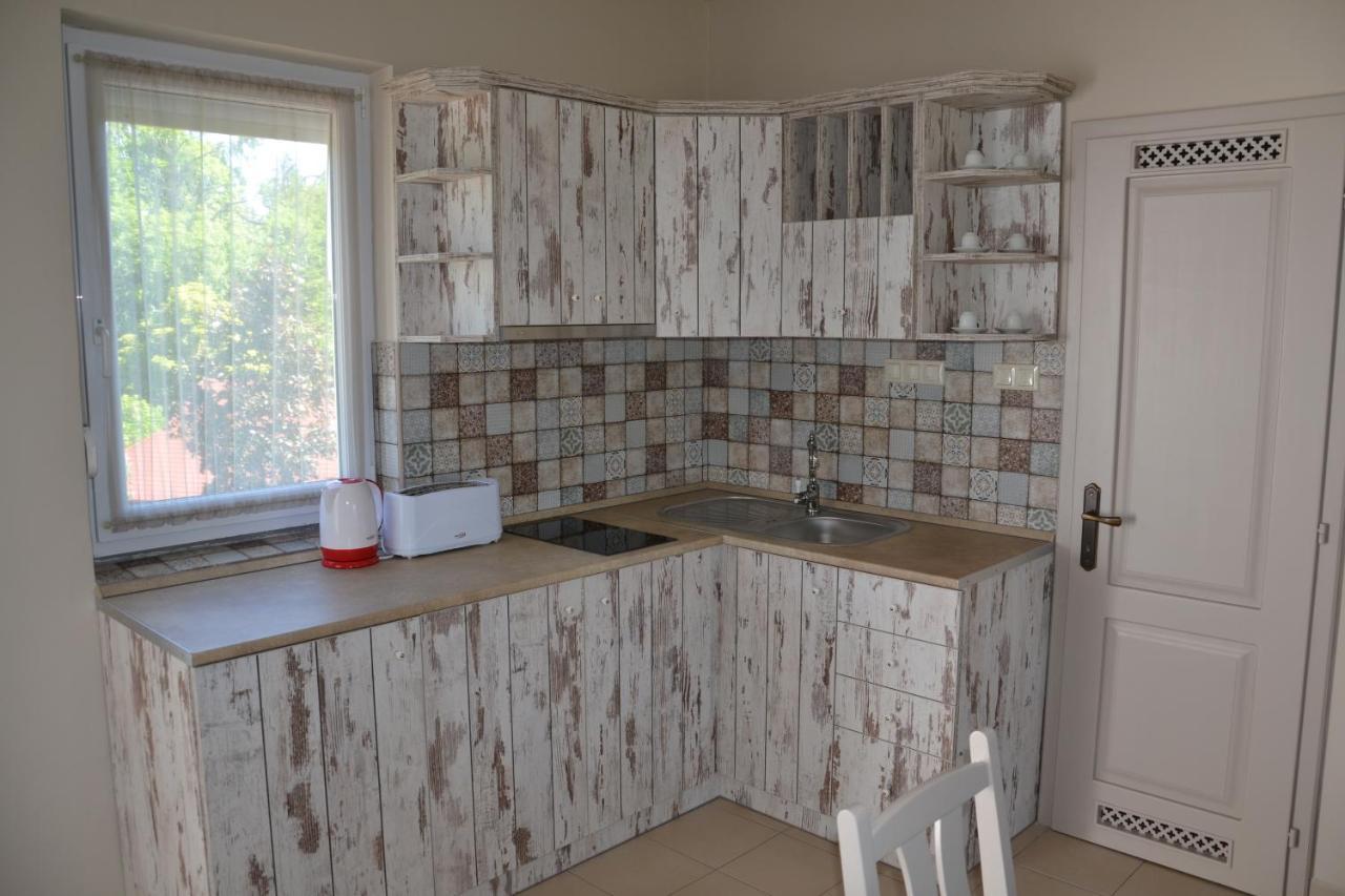 Ferienwohnung Aranyszarvas Panzio, Etterem Es Grillterasz Exterior foto