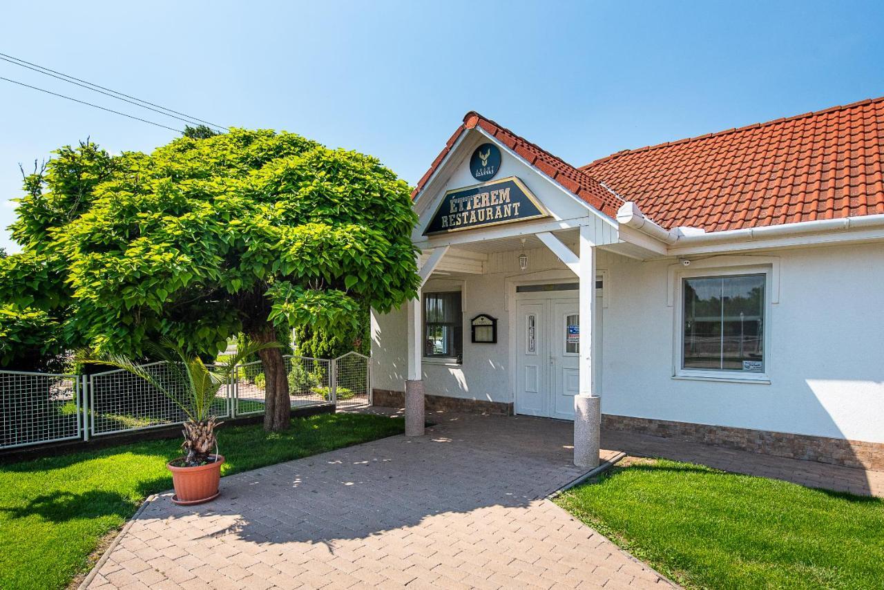 Ferienwohnung Aranyszarvas Panzio, Etterem Es Grillterasz Exterior foto