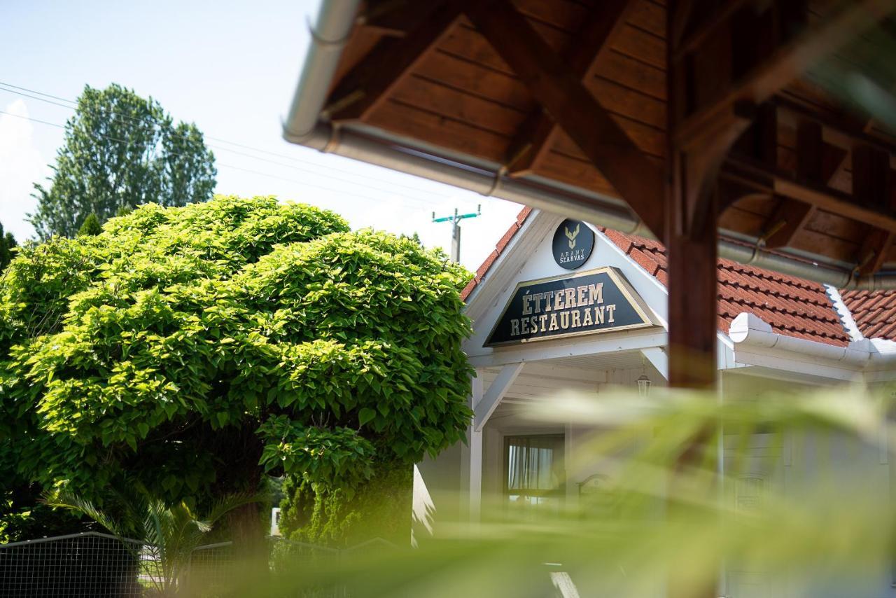 Ferienwohnung Aranyszarvas Panzio, Etterem Es Grillterasz Exterior foto