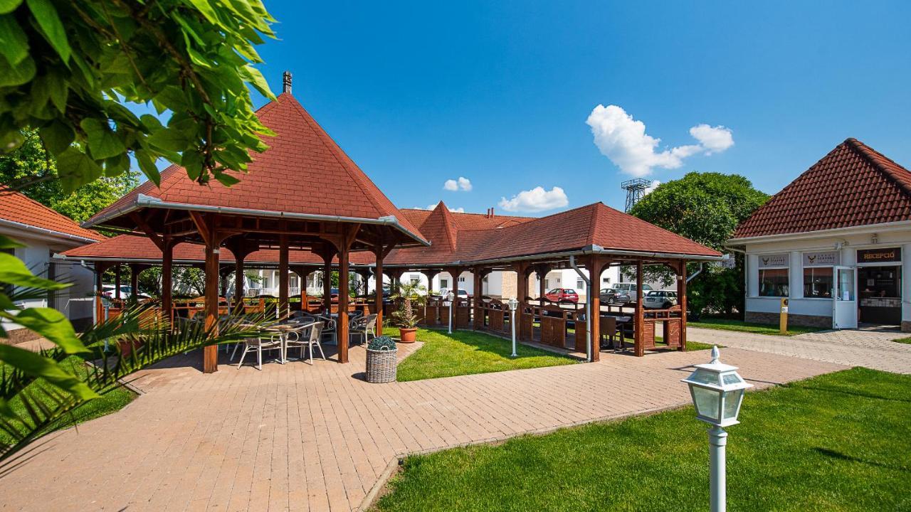 Ferienwohnung Aranyszarvas Panzio, Etterem Es Grillterasz Exterior foto