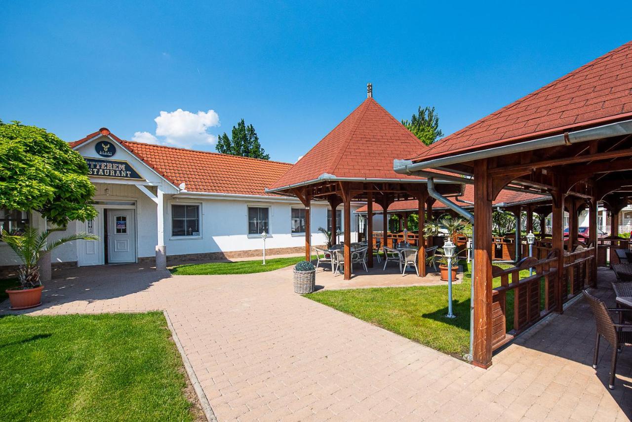 Ferienwohnung Aranyszarvas Panzio, Etterem Es Grillterasz Exterior foto