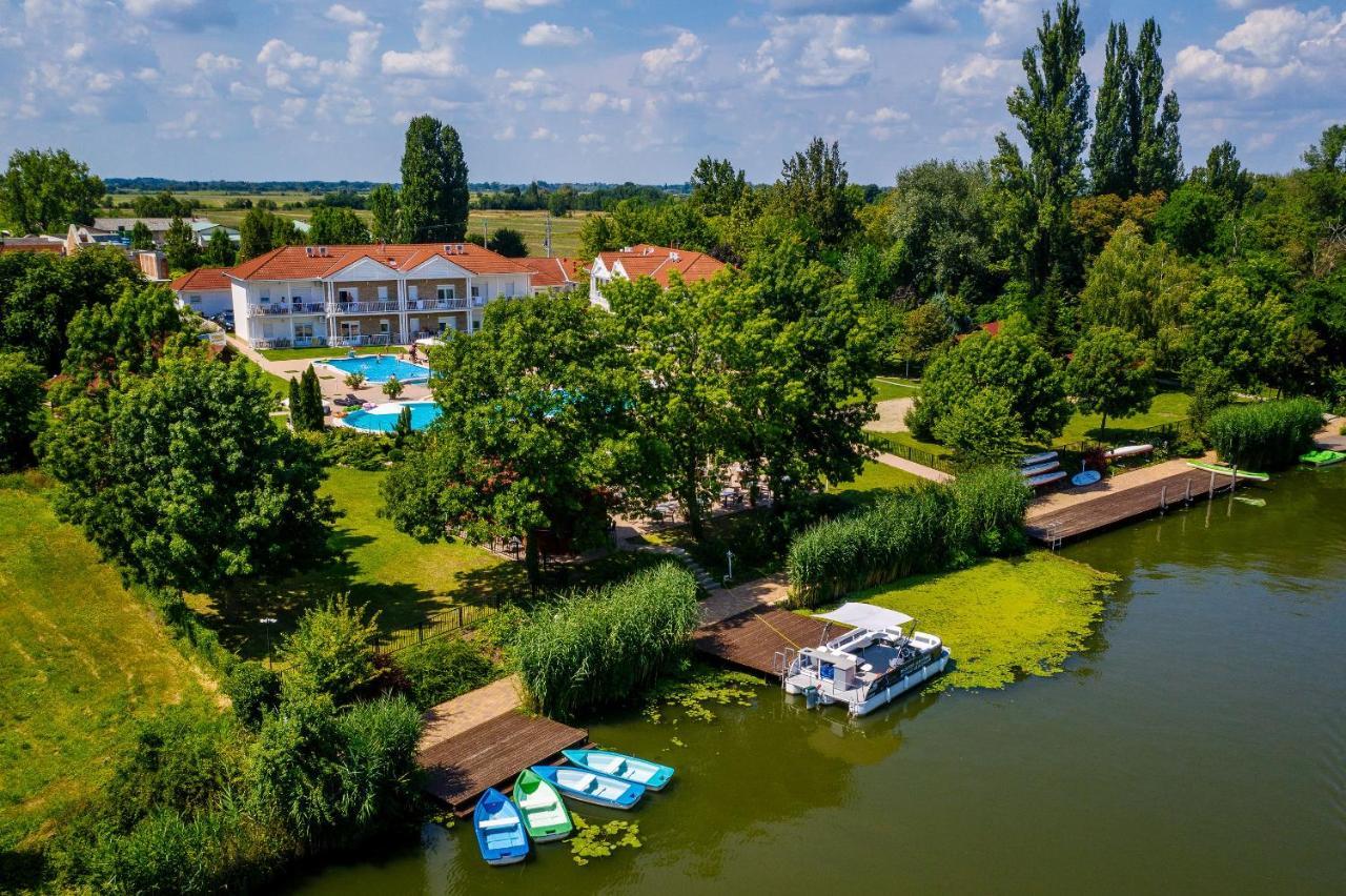 Ferienwohnung Aranyszarvas Panzio, Etterem Es Grillterasz Exterior foto