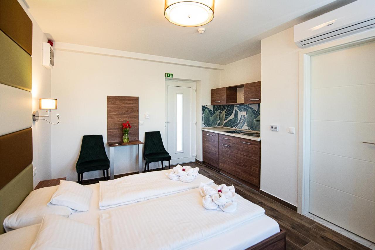 Ferienwohnung Aranyszarvas Panzio, Etterem Es Grillterasz Exterior foto