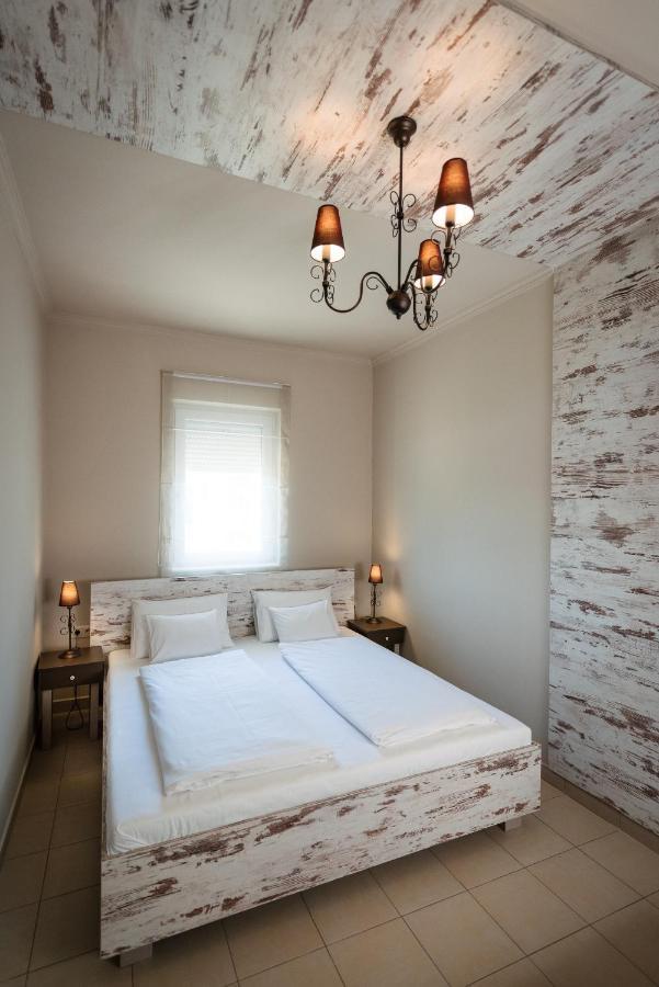Ferienwohnung Aranyszarvas Panzio, Etterem Es Grillterasz Exterior foto