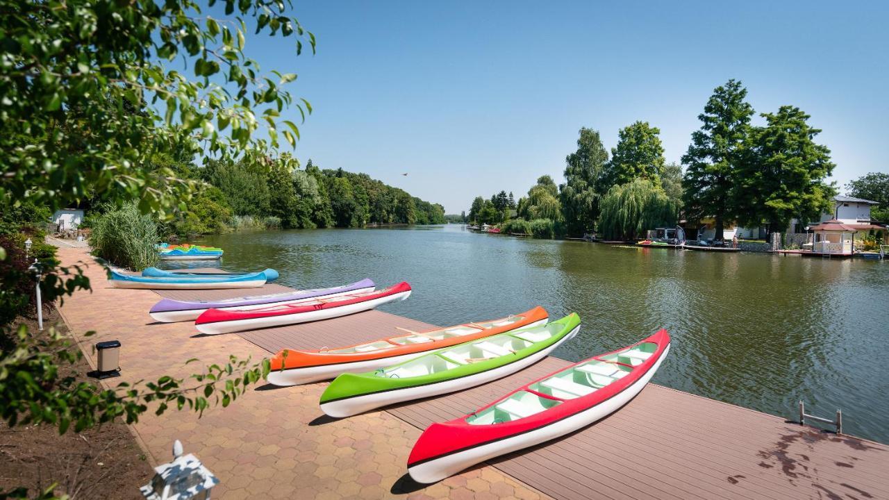 Ferienwohnung Aranyszarvas Panzio, Etterem Es Grillterasz Exterior foto