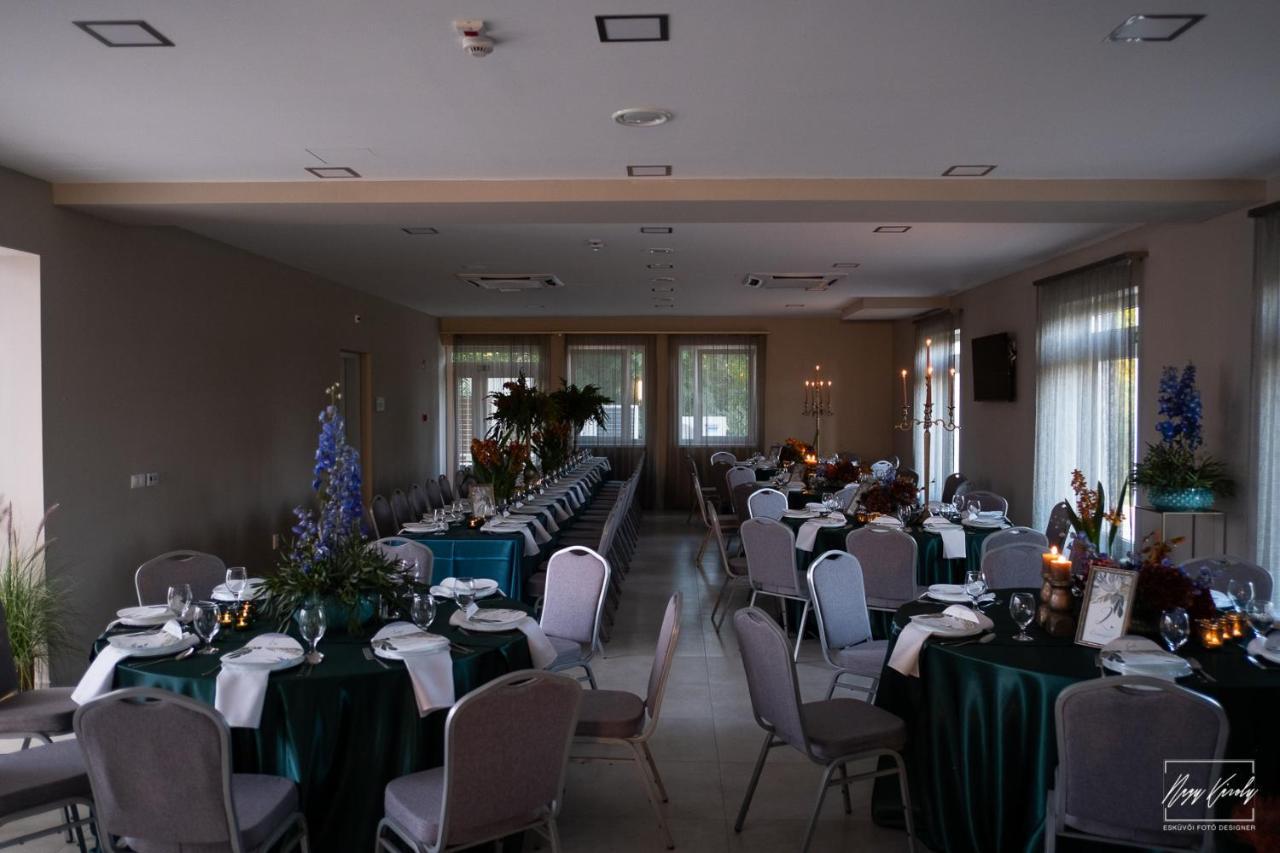Ferienwohnung Aranyszarvas Panzio, Etterem Es Grillterasz Exterior foto