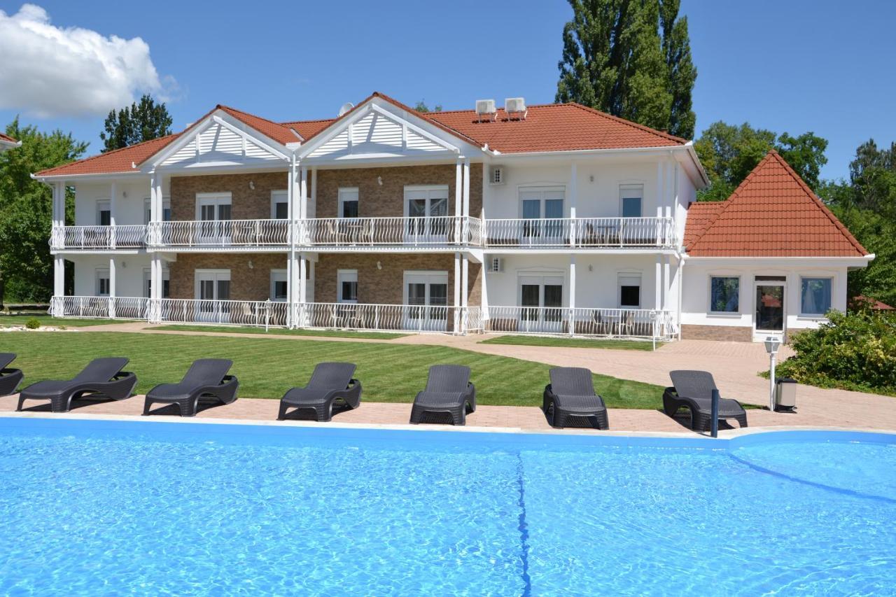 Ferienwohnung Aranyszarvas Panzio, Etterem Es Grillterasz Exterior foto