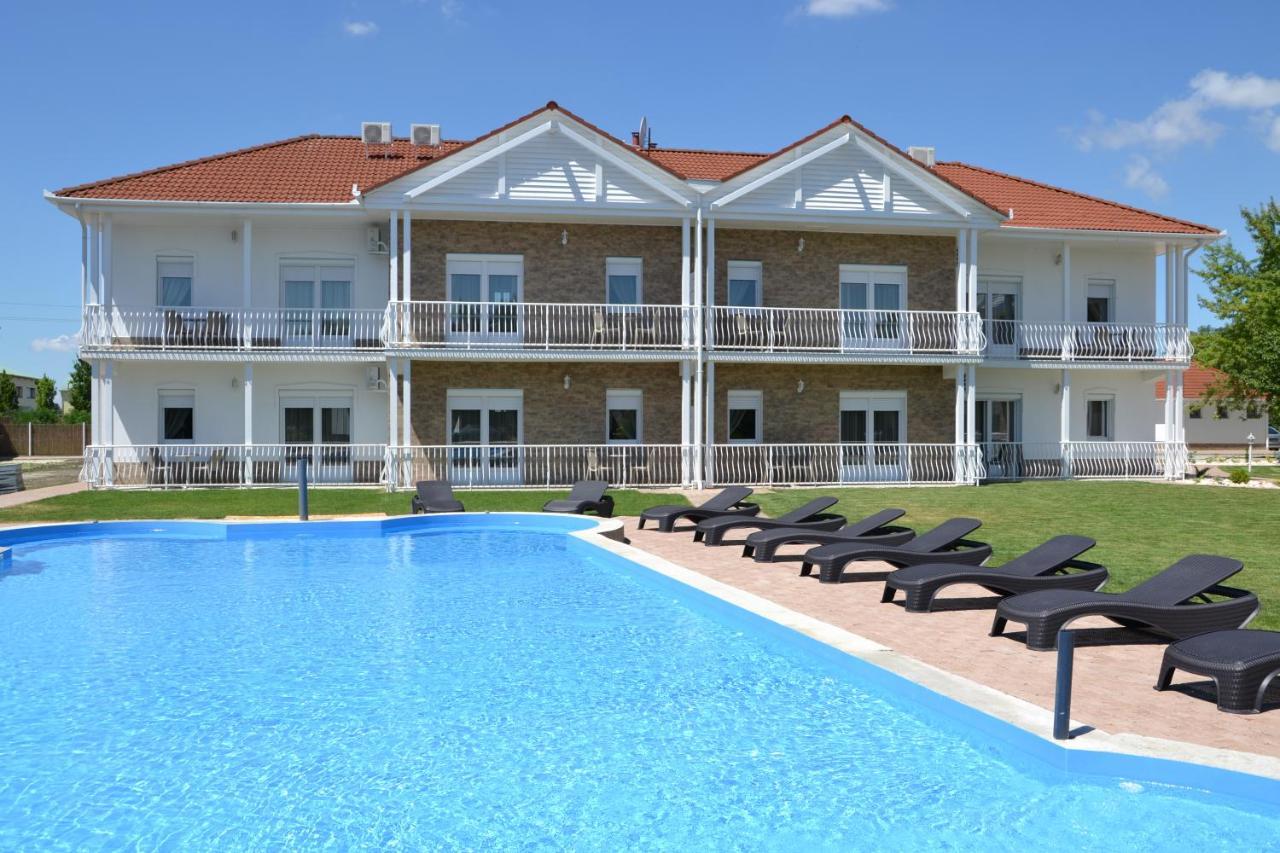 Ferienwohnung Aranyszarvas Panzio, Etterem Es Grillterasz Exterior foto