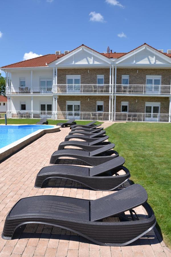 Ferienwohnung Aranyszarvas Panzio, Etterem Es Grillterasz Exterior foto