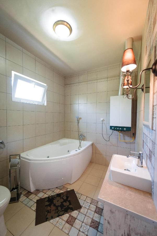 Ferienwohnung Aranyszarvas Panzio, Etterem Es Grillterasz Exterior foto